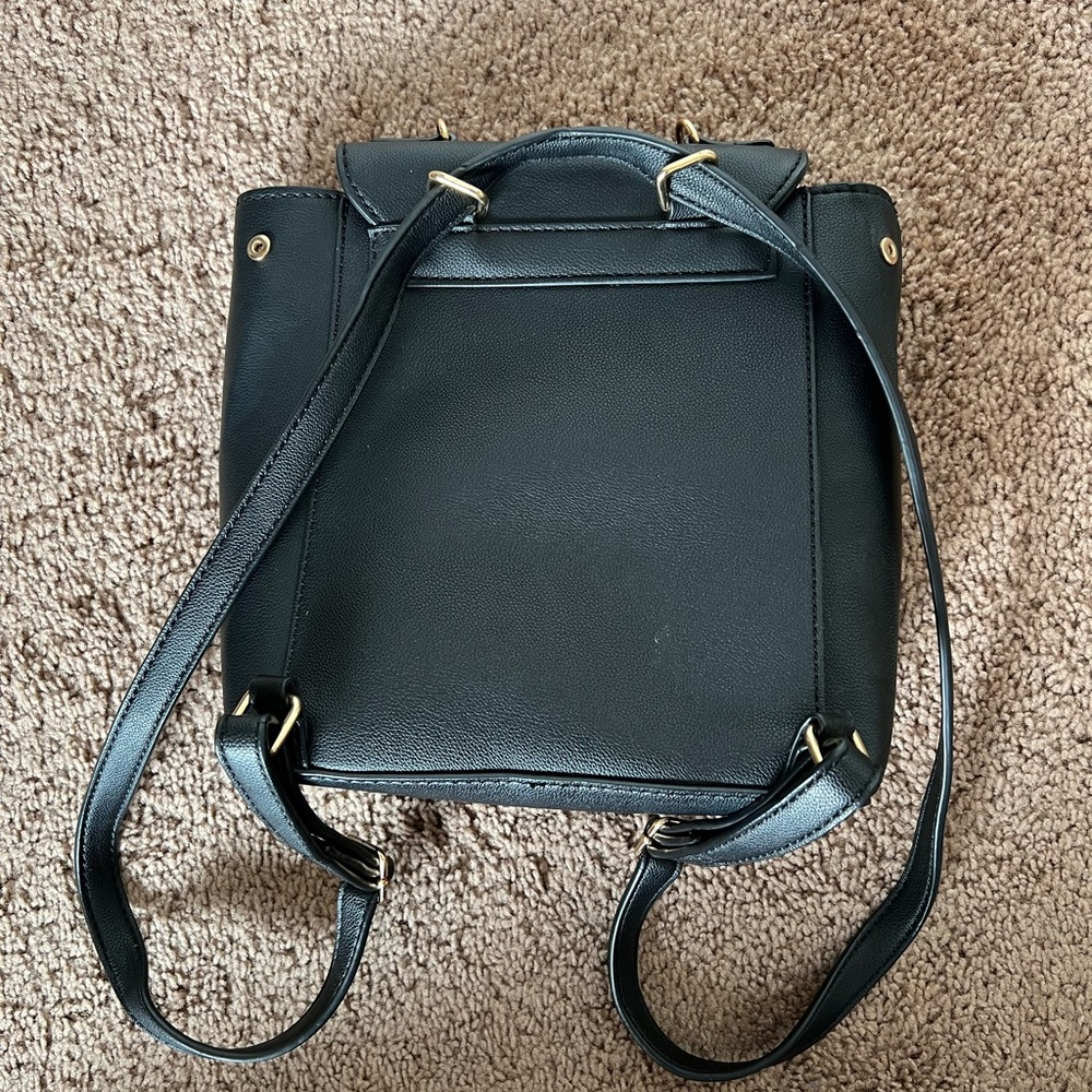 Guess backpack 🎒 - Picture 2 of 6